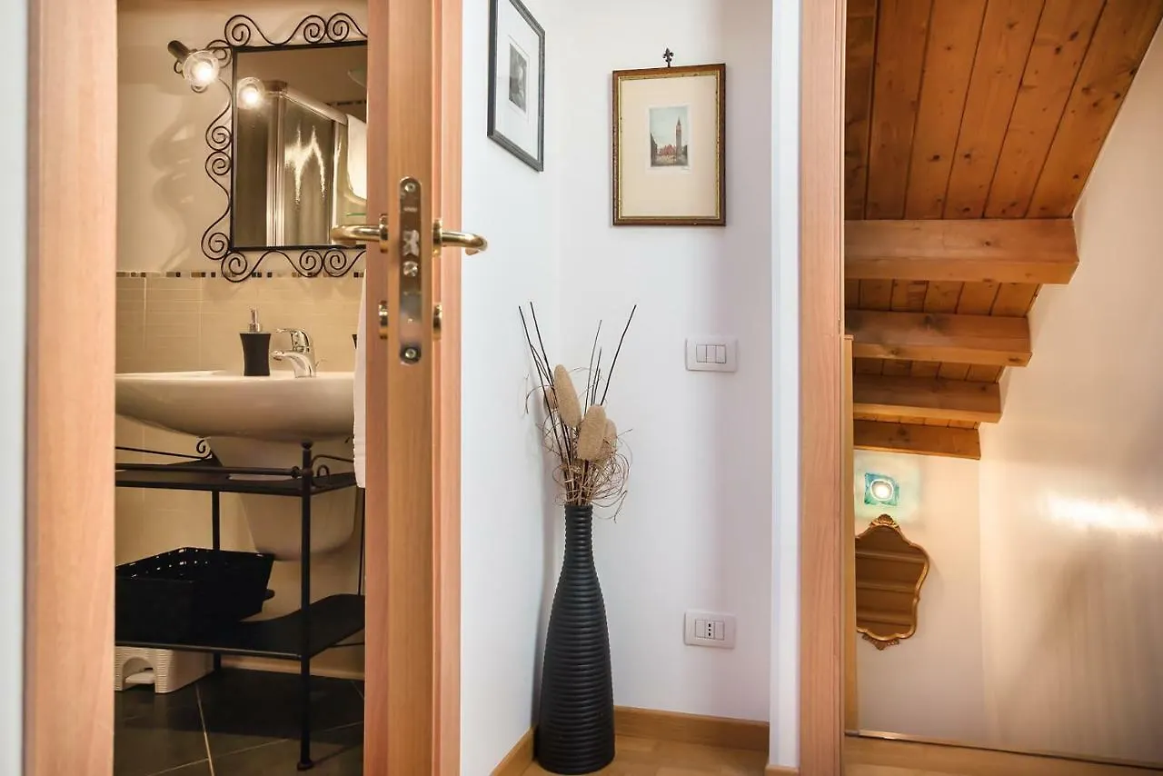 Duplex At The Entrance To Venice 2 Bathroom And Terrace
